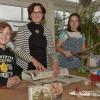 Christine Buttner aus Weil und ihre Familie verpacken ihre Geschenke in Zeitungspapier, das über das Jahr gesammelt wird. Das Foto zeigt (von links) Sohn Philipp (9), Christine Buttner und Tochter Johanna (12). 