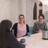Hier im Aufenthaltsraum unterhalten sich Leiterin Katja Mann und Sozialpädagogin Katharina Meyer (v.r.) mit einer Klientin. Mit der Betreuung will man den Frauen helfen ...