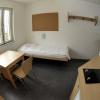 Möglichst viel Normalität hinter Gittern sollen die Zimmer im neuen Spezialgefängnis für Sicherungsverwahrung in Straubing bieten. 