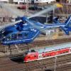 Mit einem Hubschrauber suchte die Bundespolizei die Bahnstrecke zwischen Mammendorf und Mering nach Menschen ab.