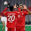 Nach seinem Tor zum 1:0 gegen den FC Düren klatscht Eric Maxim Choupo-Moting (rechts) mit Bouna Sarr ab.