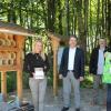 Bei der Eröffnung des Insektenhotels im Zillertal: Mitglieder des Bunds Naturschutz, welche die Bruthöhlen gebaut haben sowie Bürgermeister Stefan Welzel (Zweiter von links) und Kurdirektorin Petra Nocker (links). 