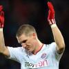 Fußball, Bundesliga,13. Spieltag, Bayer 04 Leverkusen - FC Bayern München am Samstag (20.11.2010) in der BayArena in Leverkusen: Der Münchener Bastian Schweinsteiger bedankt sich nach dem 1:1 in Leverkusen bei den mitgereisten Fans. Foto: Federico Gambarini dpa/lnw (Achtung: Sperrfrist! Die DFL erlaubt die Weiterverwertung der Bilder im IPTV, Mobilfunk und durch sonstige neue Technologien erst zwei Stunden nach Spielende. Die Publikation und Weiterverwertung im Internet ist während des Spiels auf insgesamt sechs Bilder pro Spiel begrenzt.) +++(c) dpa - Bildfunk+++