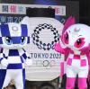 Miraitowa (li.) und Someity, die Maskottchen der Olympischen Spiele, beziehungsweise der Paralympics, müssen noch ein Jahr auf ihren großen Auftritt warten. Wenn es dann schließlich 2021 heißt: Tokio 2020. 