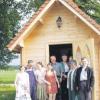 Zwischen zwei Lindenbäumen hat die Familie Kienle aus Wiedergeltingen eine eigene kleine Kapelle errichtet.  