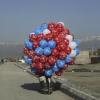 In der afghanischen Haupstadt Kabul ist ein Ballonverkäufer auf der Suche nach Kunden.