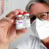 Die "goldenen Fläschchen": Hausarzt Robert Glötzinger aus Gersthofen hat am Dienstagvormittag Fläschchen mit dem Vakzin von AstraZeneca bekommen. Am Donnerstag möchte er mit dem Impfen beginnen.