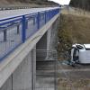 Auf der B17 hat sich gestern zwischen Hurlach und Igling ein spektakulärer Verkehrsunfall ereignet. Ein 47-jähriger Fahrer eines Kleintransporters schlief ein und kam mit seinem Fahrzeug von der Fahrbahn ab. 	