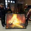
Toni Baumann und die Künstlerin Lena Unverdorben übergaben das Bild "Waldbrand bei Fuchsenloch" in der Feuerwehrerlebniswelt an Ulrike Hartig (von links). 