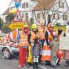 Ein mobiler Straßenflicktrupp nimmt die Straßensanierungsmaßnahmen aufs Korn.