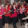 Der Gemischte Chor des Gesangvereins Harmonie Thierhaupten unter der Leitung von Marianne Lang (rechts) im Kloster Thierhaupten. 
