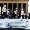 Köche und Restaurantbesitzer haben auf dem Boden von dem Pantheon in Rom ihre Tischdecken ausgebreitet. 