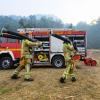 Feuerwehrleute arbeiten am Elbufer an der Löschwasserversorgung im Kampf gegen die Waldbrände im Nationalpark Sächsische Schweiz.