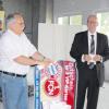 Jubilar Horst Riedl (links) erhielt bei seiner Feier zur 50-jährigen Betriebszugehörigkeit bei der Firma Zenker in Aichach von Chef Alexander Fackelmann VIP-Karten für Bayern München.