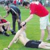 Das war’s! Nach 13 Jahren muss der TSV Herbertshofen die Kreisliga verlassen. Während sich TSV-Vorstand Helmut Stadler (rechts) um Youngster Martin Roth kümmert, erhält Stefan Rieder Zuspruch von SSV-Akteur Michael Strasser und Margertshausens Co-Trainer Murat Birlik. 