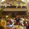 Unter dem Sternenmobile in der Wittislinger Kirche spielte der Musikverein der Gemeinde beim Adventskonzert auf. 