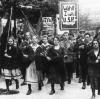 Die Aufnahme von 1919 zeigt einen Demozug mit Frauen an der Spitze, der die Unabhängige Sozialdemokratische Partei Deutschlands (USPD) und Kandidatin Luise Zietz unterstützt.