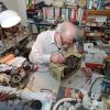 Michael Wolter repariert in seiner Werkstatt an der Depotstraße Göggingen elektronische Geräte.  	 	