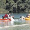 Ein Leichtflugzeug ist am Samstag in einen Badesee bei Sinningen (Kreis Biberach) gestürzt. Ein 27-Jähriger aus dem Kreis Günzburg wurde dabei ebenso wie der Pilot lebensgefährlich verletzt. Er starb wenige Stunden später.  