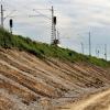 Der Bahndamm nahe Fünfstetten ist nach dreimonatigen Bauarbeiten saniert und dauerhaft gefestigt.  	