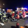 Bei einem Unfall in Monheim hat eine Autofahrerin schwere Verletzungen erlitten. Polizei, Rettungsdienst und Feuerwehr waren im Einsatz.