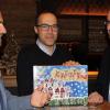 Der Lions Club Schrobenhausen-Aichach bietet wieder einen Adventskalender an. Christian Dürr, Stephan Schultes und Präsident Josef Schwaiger (von links) präsentieren das von einer Grundschülerin gestaltete Bild. 