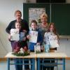 Die drei Gewinner des Vorlesewettbewerbs mit Schulleiterin Renate Kindermann und Klassenlehrerin Renate Deininger. 	