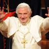 Papst Benedikt XVI. gestikuliert am Sonntag (25.09.11) im Konzerthaus in Freiburg nach seiner Rede.
