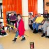 Die Kleinen vom Kindergarten Zur Göttlichen Vorsehung besuchen regelmäßig die Senioren im Haus Gertrud beim Caritas-Altenheim St. Hedwig. Hier führen sie für die häufig dementen Menschen ein Martinsspiel auf. Foto: Sabine Lenzenhuber