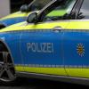 Ein unbekannter Fahrer oder eine Fahrerin fuhren auf dem Lidl-Parkplatz in Zusmarshausen ein Auto an und machte sich dann aus dem Staub.
