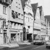 Eine Aufnahme aus der Donauwörther Zeitung aus den 70er-Jahren. Links zu sehen ist das Gasthaus Drei Mohren, die das Paulaner-Bier aus München Im Angebot hatte. Zu sehen auch das Wirtshausschild mit der Metallfigur der drei tanzenden Mohren, das heute auf dem Torbogen der Gasse steht.  	