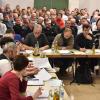 Großes Interesse: Fast 100 Zuhörer verfolgten die Sitzung des Stadtrats in Harburg, in der es um den Dorfladen in Ebermergen ging. Die Zusammenkunft war eigens vom Rathaus in die Schule verlegt worden.  	