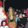 Diesmal sprach auch der Nikolaus, ehe er die Kinder beschenkte, gereimte Verse. Knecht Ruprecht hatte keine Rute, aber süße Sachen für die Kinder dabei.