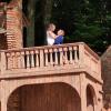 Nach 20 Jahren spielt das Hofbergtheater wieder „Romeo und Julia“: die berühmte Balkonszene mit Julia (Lisa Koppold) und Romeo (Michael Weichenberger).
