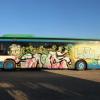 Mehrere Jugendliche sollen unter anderem diesen Linienbus besprüht haben. Jetzt hat die Polizei die Graffiti-Täter gefasst.