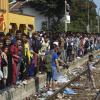 Flüchtlinge warten in Mazedonien auf einen Platz im Zug in Richtung Mitteleuropa.