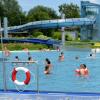 Das Freibad im Bobinger Aquamarin ist an heißen Sommertagen Ziel Tausender Menschen. Neben Becken und Wasserattraktionen gehören auch die großen Liegeflächen zu den Anziehungspunkten.  	Fotos: Peter Stöbich 	