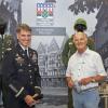 Sie freuen sich über das Neue Amerika-Haus, das Erinnerungen wach werden lässt: US-Colonel Brian E. Hooper und Altoberbürgermeister Peter Menacher. Er hatte 1998 als OB die letzten US-Soldaten in Augsburg verabschiedet.