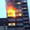 In einem der oberen Stockwerke des Hochhauses in Manchester ist ein Feuer ausgebrochen.