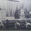 Statt dem Edelweiß prangte das Hakenkreuz neben dem Pult bei einer Feier der Augsburger Sektion im Jahre 1939.