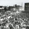 Dieses Bild mit den vielen Menschen auf dem Platz, wo sich heute der Bauernmarkt befindet, stammt aus dem Jahr 1948.
