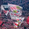 Eine Fahne mit dem Logo des VfB Stuttgart wird im Fanblock geschwungen.