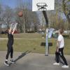 Treffer? Die Sportstudierenden Samantha Filser und Johannes Seipt nutzen das Wetter für eine Runde Basketball im Freien.
