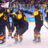 Den Moment des großen Glücks genießt manch einer am liebsten für sich allein. Nicht so die Spieler der deutschen Eishockey-Nationalmannschaft. Nachdem die Schiedsrichter den Siegtreffer zum 4:3 anerkannt hatten, bildeten sie einen Jubelknäuel. 	