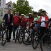 Oberbürgermeister Bernhard Gmehling (Zweiter von links), Birgit Bayer-Kroneisl (Vierte von rechts), Umweltreferent Heinz Schafferhans (rechts) und Stadtrat Horst Winter (Dritter von links) machen Werbung für das Stadtradeln. Mit dabei Josefine Bader von der AOK (links) und das Team Multi Power. 