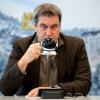 Abwarten und Kaffee trinken? Markus Söder will die Corona-Maßnahmen nicht verschärfen, solang die Lage in den Krankenhäusern stabil ist. 