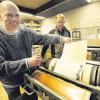 Professor Michael Wörgötter (links) und Werkstattmeister Manfred Heinrich freuen sich über die neue, alte Druckmaschine.  