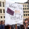 500 Menschen fanden sich laut Polizei bei der Demonstration auf dem Augsburger Rathausplatz ein. An die Einhaltung des Mindestabstandes war nicht zu denken.