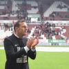 FCA-Trainer Markus Weinzierl bedankt sich nach Spielende in der WWK-Arena bei den Fans. Ob er in Augsburg bleibt, ist weiter unklar. 