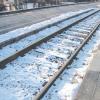 Spuren im Schnee zeigen, dass öfter mal jemand das Gleis im Uttinger Bahnhof außerhalb des dafür vorgesehenen Überwegs überschreitet. Am Donnerstagmorgen eskalierte eine solche Situation.